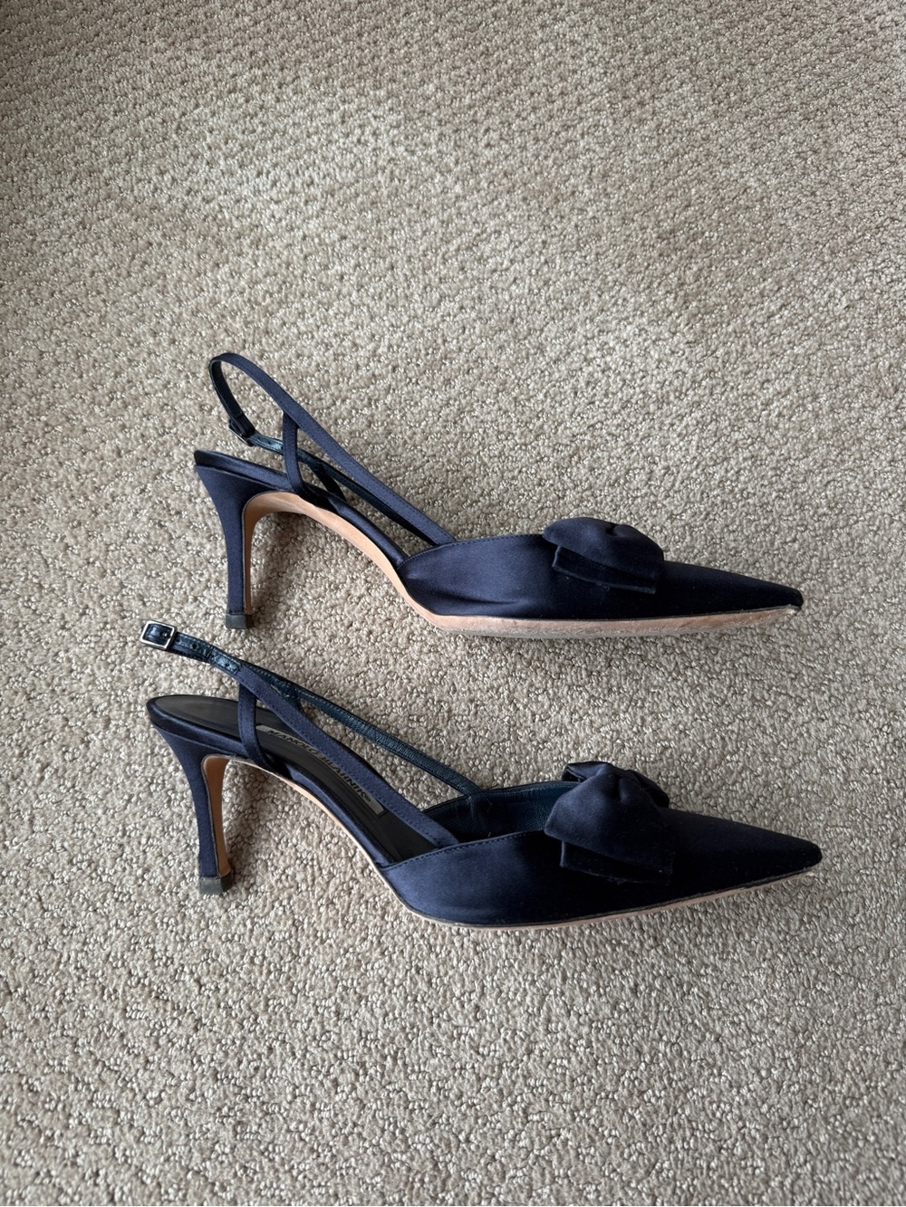 Manolo Blahnik Dark Navy Satin Pointed-Toe Slingback Pumps with Bow size 39.5 - Picture 3 of 10